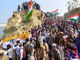 Pulwama Terror Attack Updates: पुलवामा शहीदों की याद में सेना अधिकारियों ने काली पट्टी बांधकर लिया पुरस्कार Pulwama Terror Attack Updates: पुलवामा शहीदों की याद में सेना अधिकारियों ने काली पट्टी बांधकर लिया पुरस्कार