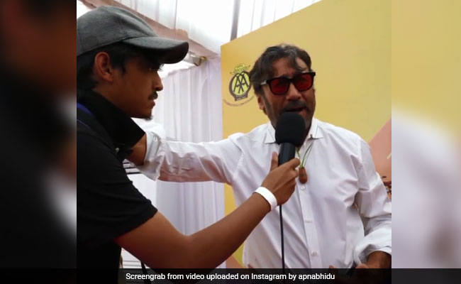 जैकी श्रॉफ ने बड़े प्यार से पूछा ऐसा सवाल, बोले- 'हेलमेट पहनने को शरम आता है क्या?'- देखें Video