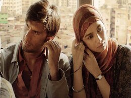 Gully Boy Review: रणवीर का जुनून, आलिया का डेंजर Love, Valentine's Day पर राइट चॉयस है 'गली बॉय' Gully Boy Review: रणवीर का जुनून, आलिया का डेंजर Love, Valentine's Day पर राइट चॉयस है 'गली बॉय'