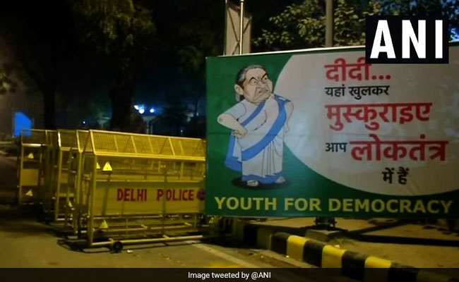 विपक्ष की रैली में दिल्ली आईं ममता बनर्जी तो लगे पोस्टर- दीदी यहां खुलकर मुस्कुराइए, आप लोकतंत्र में हैं