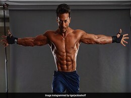 Tiger Shroff ने जिम में दिखाई मसक्युलर बॉडी, खतरनाक स्टंट और हार्ड एक्सरसाइज का Video वायरल Tiger Shroff ने जिम में दिखाई मसक्युलर बॉडी, खतरनाक स्टंट और हार्ड एक्सरसाइज का Video वायरल