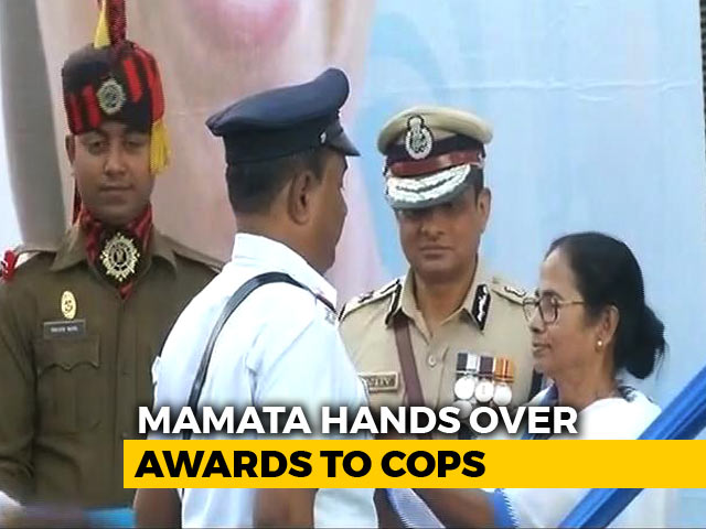 Amid Protest, Mamata Banerjee Goes To Another Stage, Gives Awards To Cops