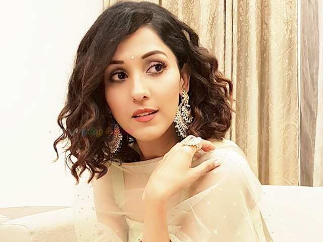 गायिका नीति मोहन ने कहा वह रिलेशनशिप की चुनौतियों को समझती हैं