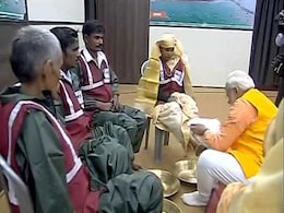 पीएम मोदी ने प्रयागराज में सफाई कर्मियों के पांव पखारे, उन्हें अंग वस्त्र भी पहनाया पीएम मोदी ने प्रयागराज में सफाई कर्मियों के पांव पखारे, उन्हें अंग वस्त्र भी पहनाया