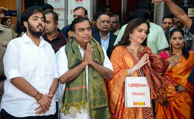 Mukesh Ambani, Wife Nita Offer Son Akash's Wedding Card At Siddhivinayak