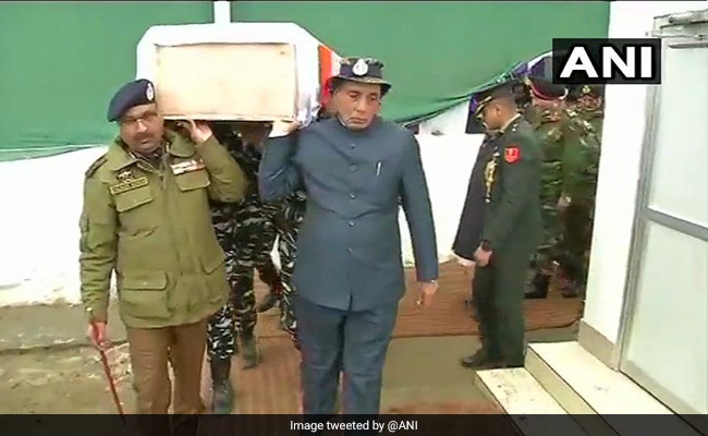 Pulwama Terror Attack:  बडगाम पहुंच गृहमंत्री राजनाथ सिंह ने शहीद जवान को दिया कंधा, देखें VIDEO