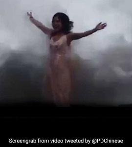 ஹாயாக போஸ் கொடுத்த பெண்… அழிப் பேரலையில் அடித்துச் சென்ற திக் திக் வீடியோ!