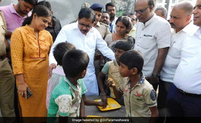 Karnataka Deputy Chief Minister Inspects Food Provided At Indira Canteens