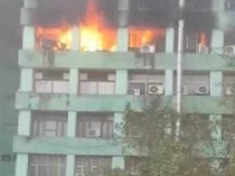 दिल्ली: सरकारी भवन के 5वीं मंजिल पर लगी भीषण आग, CISF के एक सब इंस्पेक्टर की मौत, इमारत में कई मंत्रालयों के दफ्तर दिल्ली: सरकारी भवन के 5वीं मंजिल पर लगी भीषण आग, CISF के एक सब इंस्पेक्टर की मौत, इमारत में कई मंत्रालयों के दफ्तर