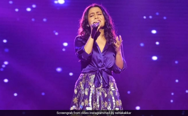 Neha Kakkar ने स्टेज पर दी धमाकेदार परफॉर्मेंस, Video ने मचाई धूम