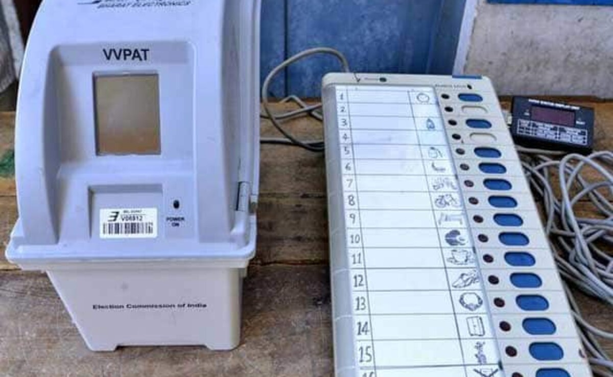 महाराष्ट्र के मतदान केंद्र में ईवीएम की 'पूजा',  महिला आयोग की प्रमुख और 7 अन्य पर मुकदमा दर्ज
