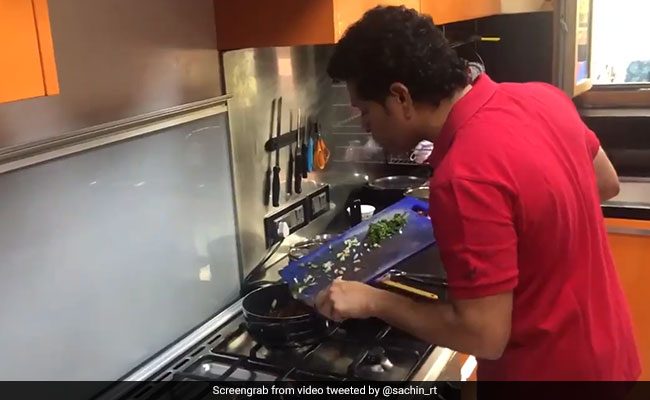 Sachin Tendulkar बना रहे थे बैंगन का भरता, तभी चाकू से कट गई उंगली ! - देखें Video