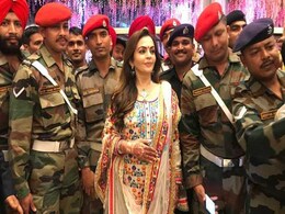 मुकेश अंबानी और नीता अंबानी ने Armed Forces के साथ मनाया आकाश-श्लोका की शादी का जश्न मुकेश अंबानी और नीता अंबानी ने Armed Forces के साथ मनाया आकाश-श्लोका की शादी का जश्न