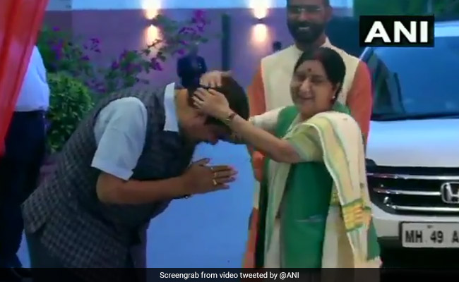 Video: Sushma Swaraj's Playful Blessing For Nitin Gadkari At BJP Office