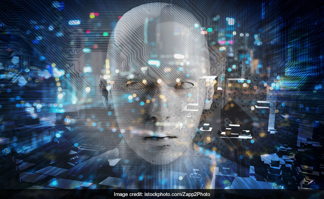 चीन का चौकीदार : अंजान आदमी को देख बजाता है सीटी, सुनाता है मज़ेदार गाने