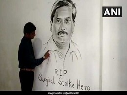 With 6-Foot Charcoal Portrait, UP Artist Pays Tribute To Manohar Parrikar With 6-Foot Charcoal Portrait, UP Artist Pays Tribute To Manohar Parrikar