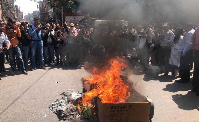 चीन के खिलाफ देश भर में व्यापारियों का विरोध प्रदर्शन - चीनी सामान की जलाई होली 