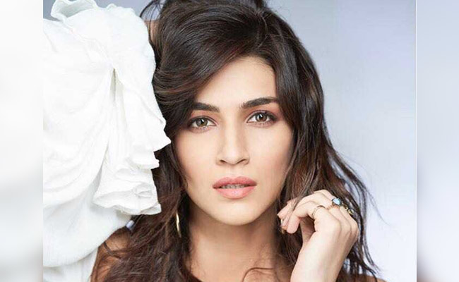 अभिनेत्री कृति सेनन फिल्म 'पानीपत' की शूटिंग के बीच 'लुका-छुपी' की सक्सेस पार्टी में पहुंचीं