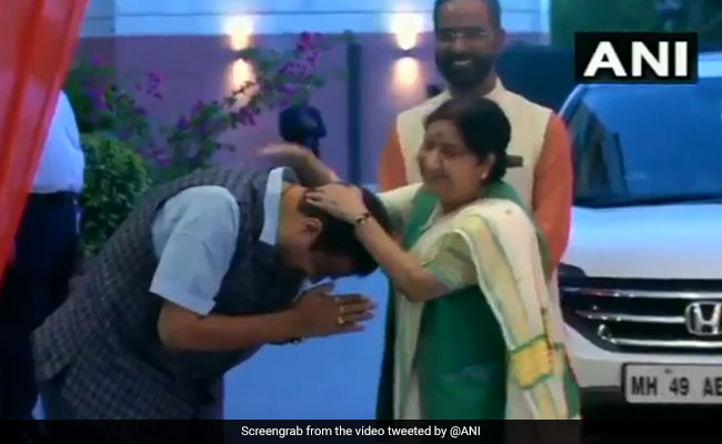 जब सुषमा स्वराज ने दिया नितिन गडकरी को आशीर्वाद, सोशल मीडिया पर लोगों ने की तारीफ
