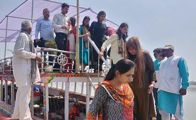 Journalists Stuck In Middle Of Ganga During Priyanka Gandhi's Boat-Ride
