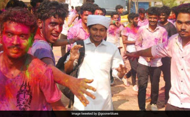 होली खेल रहे स्टूडेंट्स ने मुस्लिम दोस्त को मस्जिद तक छोड़ने के लिए किया ऐसा, जमकर हो रही है तारीफ