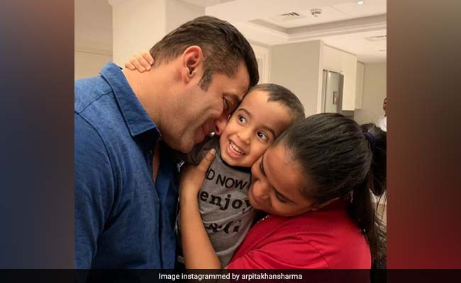 Pic Of Ahil Adorably Sandwiched Between Salman Khan And Arpita Is The Cutest Thing You'll See Today