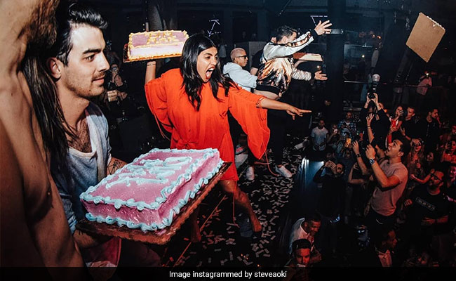 Watch Priyanka Chopra, Nick Jonas And Joe Jonas Throw Cakes At Concert Crowd In Miami