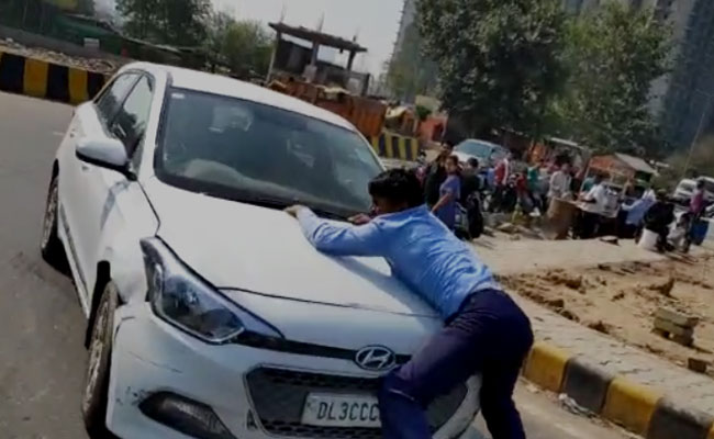 गाजियाबाद : रईसजादे ने टैक्सी ड्राइवर को बोनट पर दो किलोमीटर तक घसीटा, देखें खौफनाक वीडियो