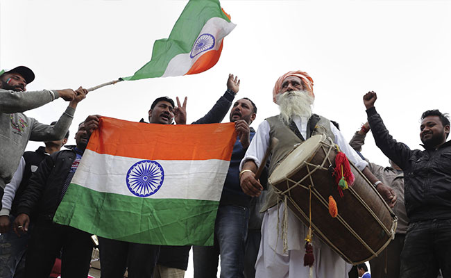 Welcome Home Abhinandan: अभिनंदन के स्वागत में अटारी में उमड़ी भीड़ बोली- हमारा रियल हीरो आ रहा है