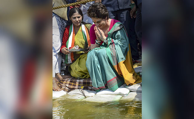 तस्वीरों में देखें प्रियंका गांधी की गंगा जमुनी तहजीब यात्रा, संगम पर पूजा अर्चना से की शुरुआत