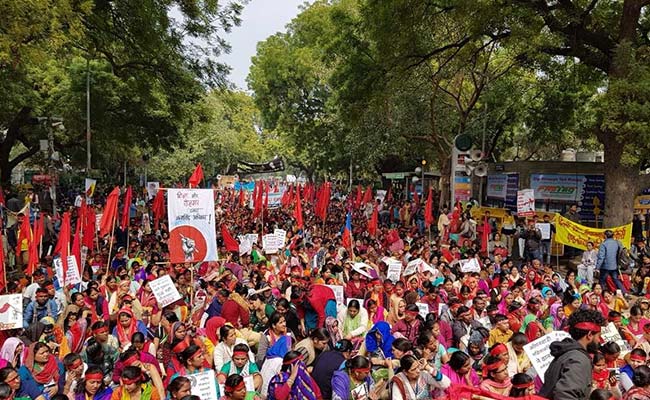 सुस्त अर्थव्यवस्था से लड़ रही सरकार के सामने नई चुनौती, आर्थिक सुधार का कामगार कर रहे विरोध