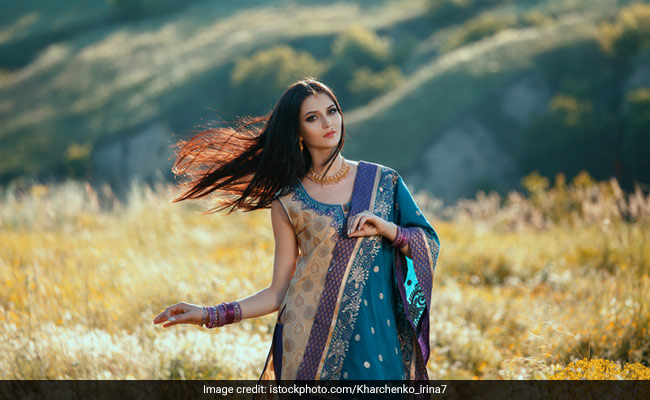 7 Trendy Cotton <i>Kurtas</i> Under Rs 700 To Beat The Heat