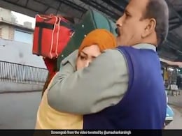 भारत-पाक तनाव के बीच माता-पिता से मिलने लाहौर से हिंदुस्तान आ रही महिला हुई भावुक, पति ने ऐसे किया विदा भारत-पाक तनाव के बीच माता-पिता से मिलने लाहौर से हिंदुस्तान आ रही महिला हुई भावुक, पति ने ऐसे किया विदा