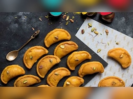 Holi 2026 Date: 3 या 4 मार्च कब है होली का त्यौहार? जानिए सही तिथि और इस दिन बनाएं जाने वाले खास व्यंजन