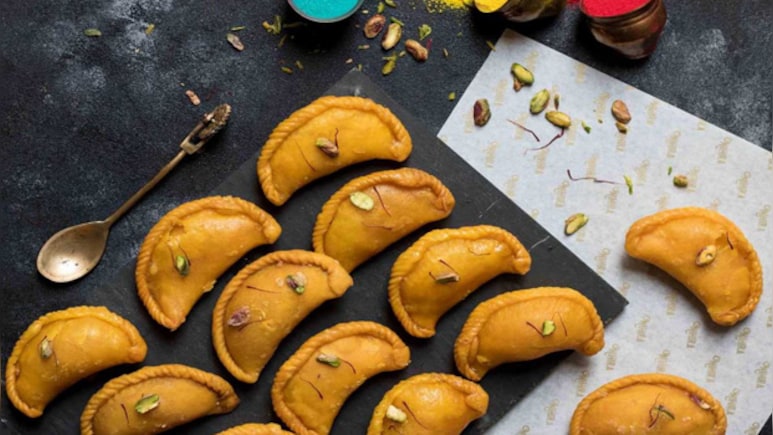 Holi 2026 Date: 3 या 4 मार्च कब है होली का त्यौहार? जानिए सही तिथि और इस दिन बनाएं जाने वाले खास व्यंजन