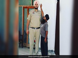 मिलिए दुनिया के सबसे लंबे पुलिसवाले से, आता है 19 नंबर का जूता और ऊंचाई है 7 फीट 6 इंच, देखें VIDEO मिलिए दुनिया के सबसे लंबे पुलिसवाले से, आता है 19 नंबर का जूता और ऊंचाई है 7 फीट 6 इंच, देखें VIDEO