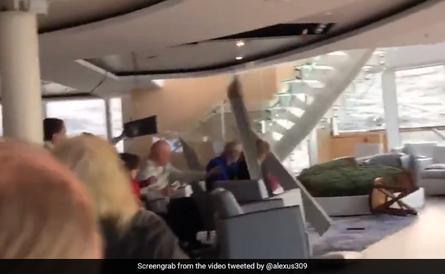 दिखा Titanic जैसा मंजर, शिप के अंदर मजे से बैठे थे लोग, एक लहर आई और...देखें VIDEO