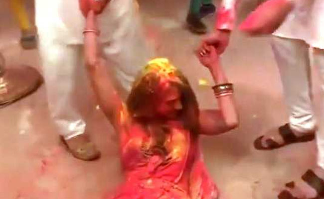 Holi 2019: हिना खान की 'कसौटी जिंदगी...' के सेट पर धमाचौकड़ी, एक्ट्रेस का रंगों से किया बुरा हाल- देखें Video