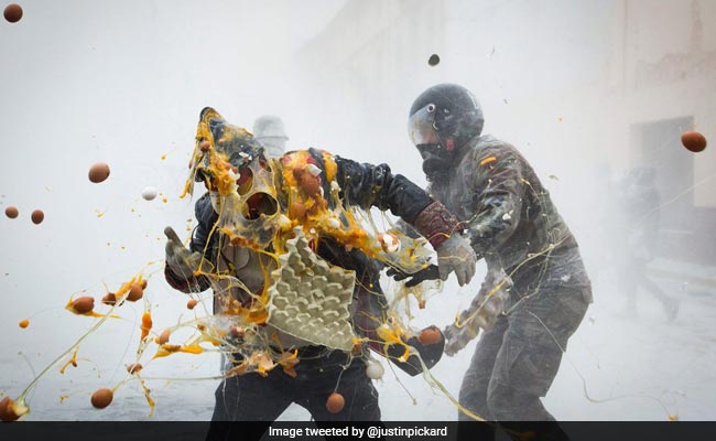 इंडिया की रंग वाली Holi छोड़िए, इन देशों में होती है कीचड़, टमाटर, आटा और अंडों की होली