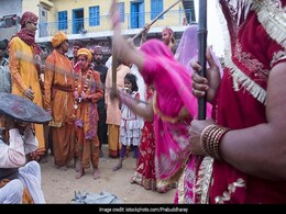 Happy Holi: मथुरा में खेली जाती है लठमार होली, ऐसे हुई थी इसकी शुरुआत Happy Holi: मथुरा में खेली जाती है लठमार होली, ऐसे हुई थी इसकी शुरुआत