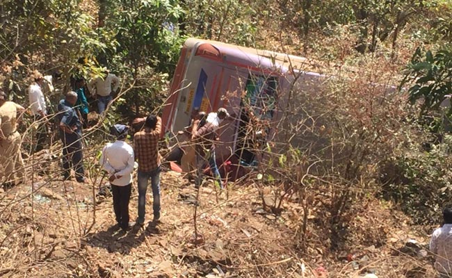 महाराष्ट्र : पालघर में बस खड्ड में गिरी, 6 लोगों की मौत, 40 से ज्यादा घायल