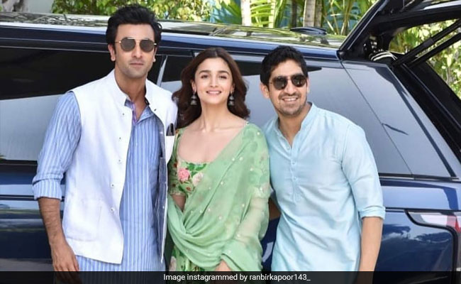 <i>Brahmastra</i> At Kumbh Mela: Alia Bhatt, Ranbir Kapoor Launch Film's Logo On Mahashivratri