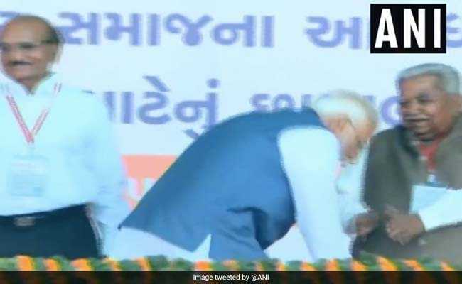 VIDEO: जब PM मोदी ने मंच पर छुए गुजरात के पूर्व मुख्यमंत्री केशुभाई पटेल के पांव...