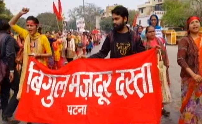 ख़बरों के घमासान में ग़रीब, मज़दूर की जगह कहां?