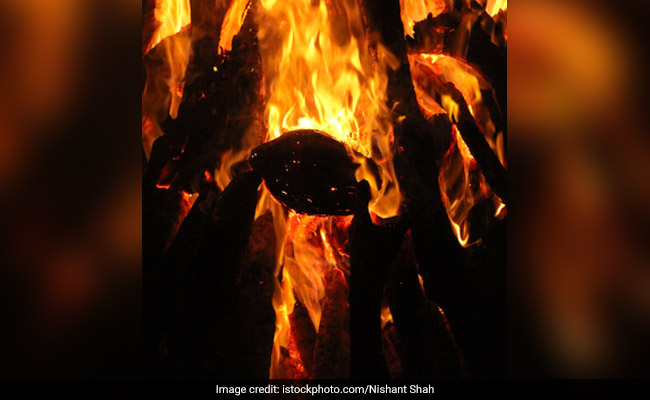 Holika Dahan: होलिका दहन पूजा की आसान विधि, सामग्रियां और शुभ मुहूर्त, जानिए किसे कहते हैं 'होली का डंडा' Holika Dahan: होलिका दहन पूजा की आसान विधि, सामग्रियां और शुभ मुहूर्त, जानिए किसे कहते हैं 'होली का डंडा'