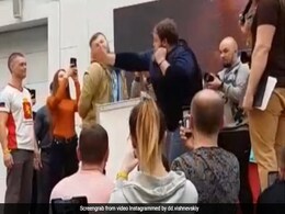 शख्स ने भीड़ में जड़ा ऐसा तमाचा कि जमीन पर हुआ ढेर...और फिर कुछ ऐसा Video हो गया Viral शख्स ने भीड़ में जड़ा ऐसा तमाचा कि जमीन पर हुआ ढेर...और फिर कुछ ऐसा Video हो गया Viral