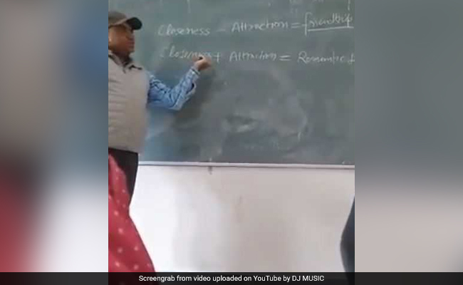 जब गणित का प्रोफेसर बन गया 'लव गुरु', गर्ल्स कॉलेज में पढ़ाने लगा 'प्यार के फॉर्मूले', देखें VIRAL VIDEO