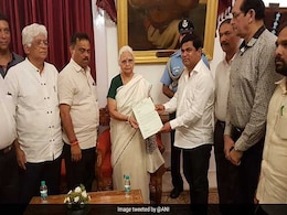 किसकी होगी गोवा में सरकार? सहयोगियों को मनाने में जुटी BJP, कांग्रेस MLAs ने की राज्यपाल से मुलाकात, 10 बड़ी बातें किसकी होगी गोवा में सरकार? सहयोगियों को मनाने में जुटी BJP, कांग्रेस MLAs ने की राज्यपाल से मुलाकात, 10 बड़ी बातें