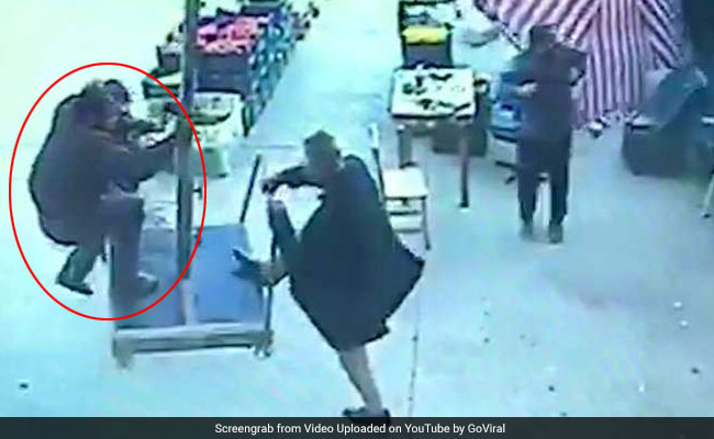 छतरी के साथ हवा में उड़ गया शख्स, देखने वालों के उड़ गए होश, देखें खतरनाक VIDEO