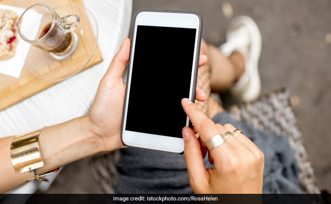 महिला ने वेटर का गुस्सा होटल पर उतारा, एक कॉल से यूं मचा दी भगदड़